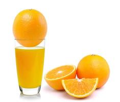 frische Orange und Glas mit Saft foto