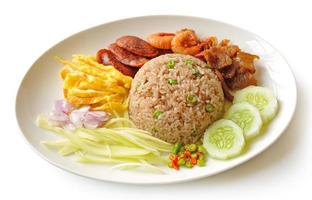 gebratener Reis mit Garnelenpaste, thailändisches Essen foto