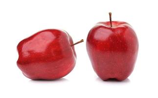 roter reifer Apfel auf weißem Hintergrund