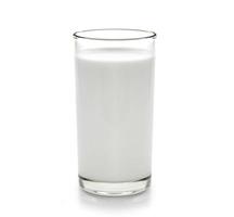 frische Milch im Glas auf weißem Hintergrund foto