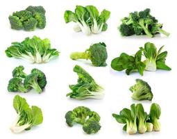 Brokkoli und Pak Choy Gemüse auf weißem Hintergrund foto