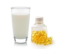 Glas Milchminze und Fischöl auf weißem Hintergrund