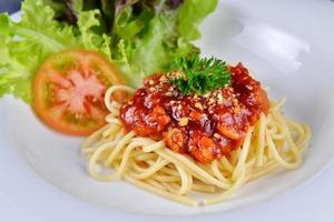 italienische küche, fleischsauce spaghetti foto