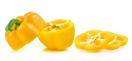 in Scheiben geschnittene gelbe Paprika isoliert auf weißem Hintergrund foto
