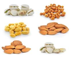 Pistazien, Mandeln, Erdnüsse auf weißem Hintergrund