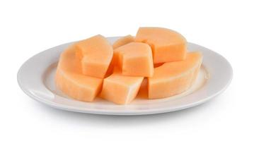geschnittene Cantaloupe-Melone auf weißem Teller auf weißem Hintergrund