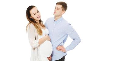 junge schwangere frau mit mann isoliert auf weiß foto