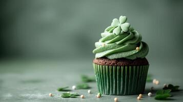 ai generiert Patrick's Tag Cupcake mit Grün Glasur und ein Kleeblatt auf ein Grün Hintergrund foto