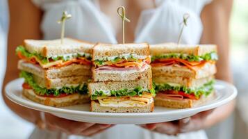 ai generiert Frau halten Teller mit Sandwich foto