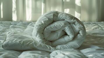 ai generiert ungemacht Bett mit Weiß Tröster foto