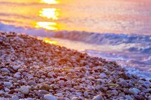der schönste bunte goldene sonnenuntergang ialysos beach rhodos griechenland.