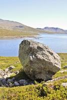 riesiger boulder, großer rock vavatn see in hemsedal, buskerud, norwegen. foto