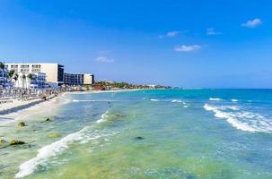 tropischer mexikanischer Strand klares türkisfarbenes Wasser Playa del Carmen Mexiko.