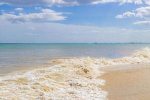 tropische mexikanische strandwellen türkises wasser playa del carmen mexiko. foto