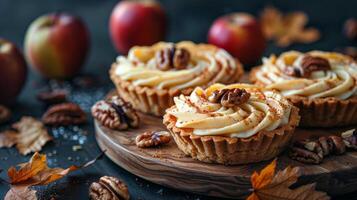 ai generiert vier Kuchen mit Blätter und Nüsse auf Tabelle foto