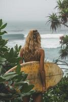 ai generiert Frau Stehen auf Strand halten Surfbrett foto