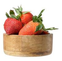 reif rot Erdbeeren im ein hölzern Schüssel auf ein isoliert Hintergrund foto