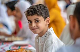 ai generiert Familie haben Mittagessen zusammen während Ramadan foto