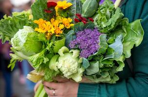 ai generiert gehaltenen Gemüse und Blume Strauß foto