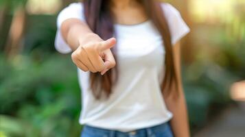 ai generiert jung Frau zeigen Finger beim Kamera im Natur foto