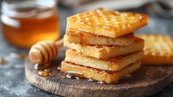 ai generiert frisch Honig mit Toast Keks auf ein hölzern Tafel foto