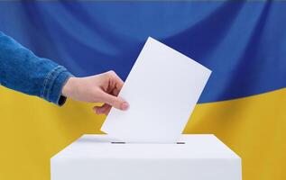 das Konzept von Wahlen. ein Mensch Hand wirft ein Abstimmung in das Abstimmung Kasten. Wahlen, Ukraine. das Flagge von Ukraine auf das Hintergrund. foto