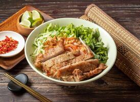 Schweinefleisch Koteletts mit Vietnamesisch Reis Nudeln serviert im Schüssel isoliert auf Tabelle oben Aussicht von Taiwan Essen foto