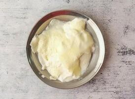 einfach Joghurt oder dahi serviert im ein Teller isoliert auf Hintergrund oben Aussicht von indisch und pakistanisch desi Essen foto