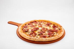 Mozzarella Margarita Lieblings Pizza serviert im ein Gericht isoliert auf grau Hintergrund Seite Aussicht von Fast Food foto