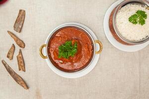 Rindfleisch vindaloo mit einfach Reis serviert im ein Gericht isoliert auf Tabelle oben Aussicht von indisch Gewürze Essen foto