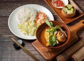 Curry Hähnchen Reis serviert im Schüssel isoliert auf Tabelle oben Aussicht von Taiwan Essen foto