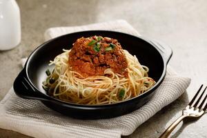 Spaghetti Bolognese Rindfleisch serviert im ein Gericht isoliert auf grau Hintergrund Seite Aussicht schnell Essen foto