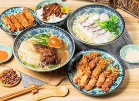 Taiwan Essen Vielfalt Schweinefleisch Knöchel Nudeln, gebraten Rollen, gebraten Garnele Rollen, Zackenbarsch frisch Fisch Öl Nudeln, geschmort Schweinefleisch auf Reis foto