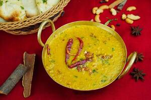 dal Butter oder daal Makhani mit Brot serviert im Karahi isoliert auf Tabelle oben Aussicht von indisch, pakistanisch und Punjabi würzig Essen foto