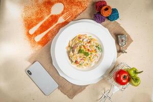 bräunen gekocht Grün Pasta mit Tomate ein Teller isoliert auf Hintergrund oben Aussicht von Italienisch schnell Essen foto