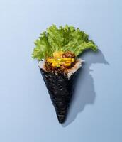 Lachs Haut wickeln Belag mit Salat Blätter isoliert auf Himmel Blau Hintergrund oben Aussicht schnell Essen foto