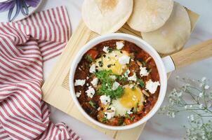 arabisch Sonnenaufgang Frühstück Essen mit Pita-Brot Brot serviert im ein Gericht isoliert auf Tabelle Seite Aussicht von arabisch Frühstück foto