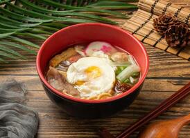 Topf braten Pasta mit Ei serviert im Schüssel isoliert auf Tabelle oben Aussicht von Taiwan Essen foto