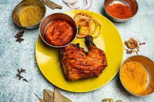 perri perri gegrillt Hähnchen mit Chili Soße serviert im ein Gericht isoliert auf grau Hintergrund oben Aussicht von Bangladesch Essen foto
