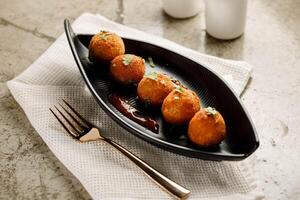 Makkaroni mit Käse Ball serviert im ein Gericht isoliert auf grau Hintergrund Seite Aussicht schnell Essen foto