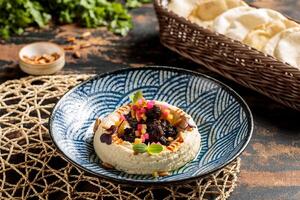 Hummus mit Rindfleisch Tikka serviert im Gericht isoliert auf Tabelle oben Aussicht von Arabisch Frühstück foto