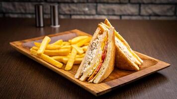 Verein Sandwich und Fritten isoliert auf hölzern Tafel Seite Aussicht auf Tabelle schnell Essen foto