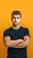 ai generiert zuversichtlich jung Mann posieren gegen Orange Hintergrund foto