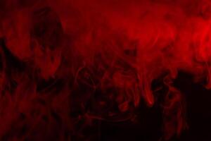 beschwingt rot Dampf auf dunkel Hintergrund, ein dynamisch visuell Stellungnahme. foto