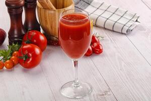 frisch Tomate Saft im das Glas foto