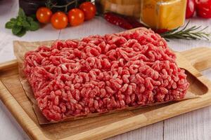 roh gehackt Rindfleisch Fleisch Über Tafel foto