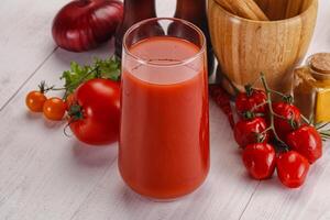 frisch Tomate Saft im das Glas foto