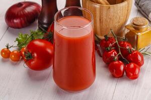 frisch Tomate Saft im das Glas foto