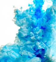 kreativ Chaos, beschwingt Spritzen von Blau Farbe im abstrakt Komposition. foto