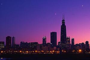 ai generiert das Chicago Stadt Horizont im das glühen von Dämmerung foto